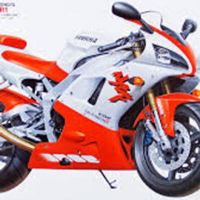 โมเดลยามาฮ่า YZF-R1 ของ Tamiya มาตราส่วน 1/12